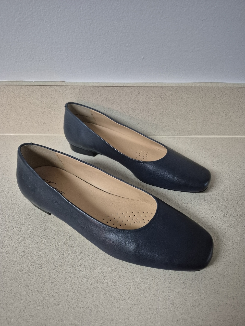 Trotters " Honor" Square-toe Skimmer Ballet Flats in Navy Leather SIZE 8.5